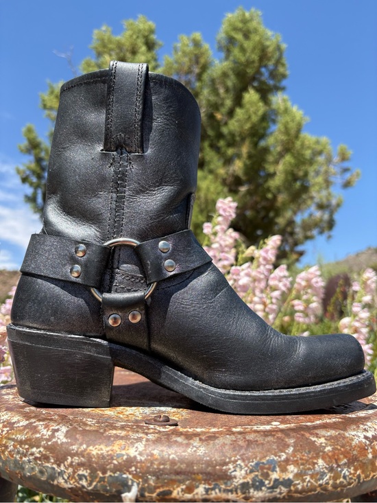 Frye Shoes - FRYE 🇺🇸 Metallic Black 8R Harness Boots